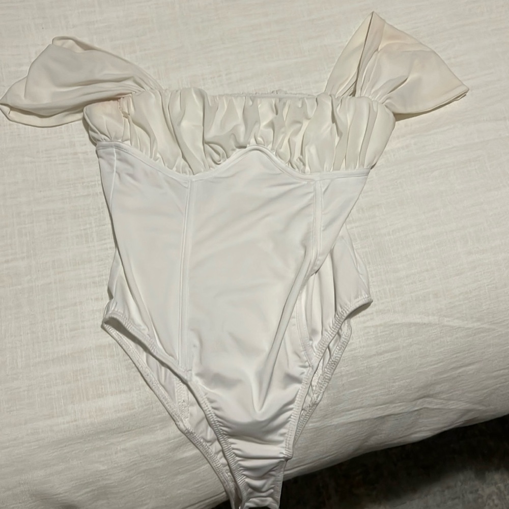 Princess Polly bodysuit! White! Size 4! Worn! Okay condition!